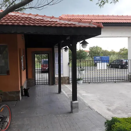 шато Apartment *